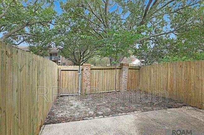Building Photo - 4625 Parkoaks Dr