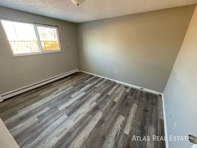 Building Photo - Beautiful 3 bedroom 1 bath apartment!