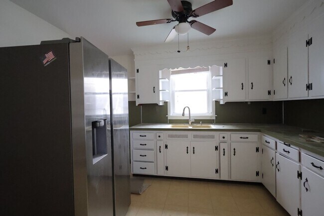 Building Photo - Rancher on a Quiet Manheim Borough Street