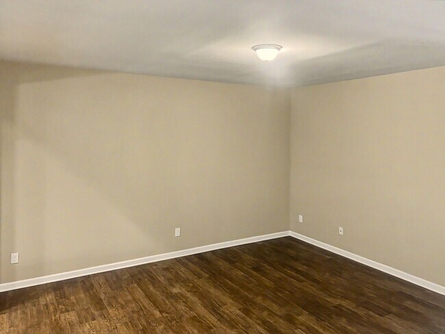Building Photo - Move-in Ready!