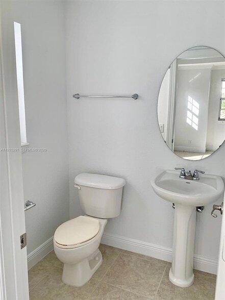 Building Photo - 218 SW 6th Pl