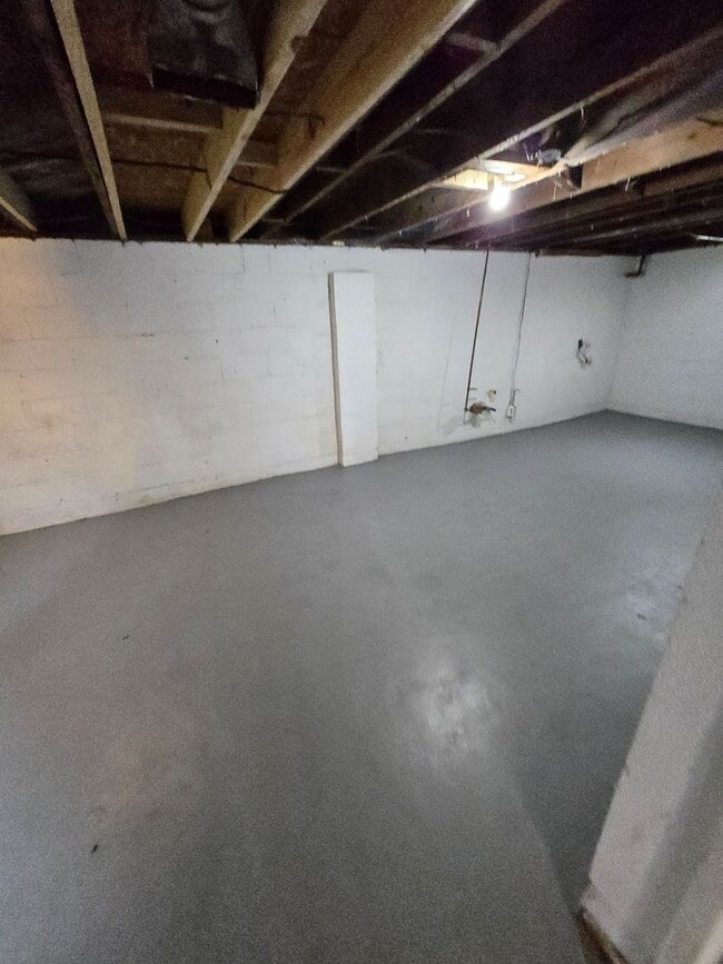 Building Photo - 2 BEDROOM SINGLE FAMILY