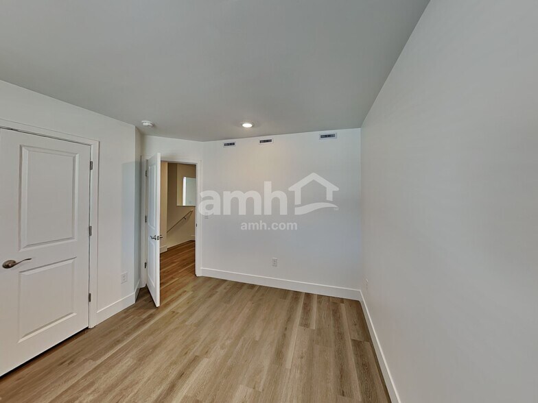 Building Photo - 9652 Harkes Dr
