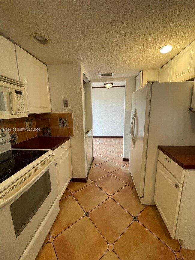 Building Photo - 6575 W Oakland Park Blvd