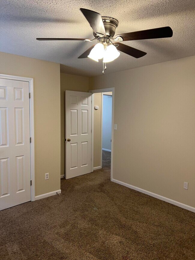 Building Photo - 302 Nikki Way