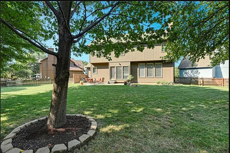 Building Photo - 8000 W 146th St