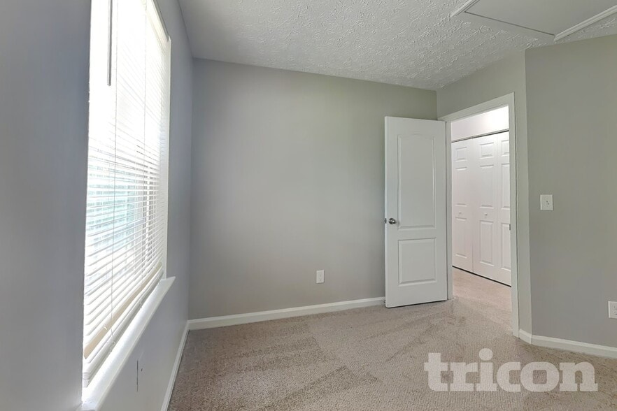 Building Photo - 1829 Elkpark Dr