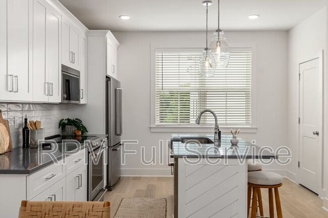 Building Photo - 708 N Dupont Ave