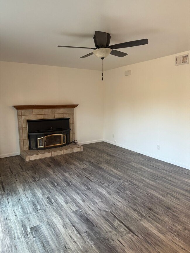 Building Photo - Beautiful remodeled 3 bedroom, 2 bathroom home in Central Petaluma