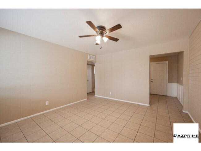 Building Photo - FREE ONE MONTH RENT MOVE IN SPECIAL!  Modern 1/1 Phoenix Apartment - Stylish &amp; Convenient!