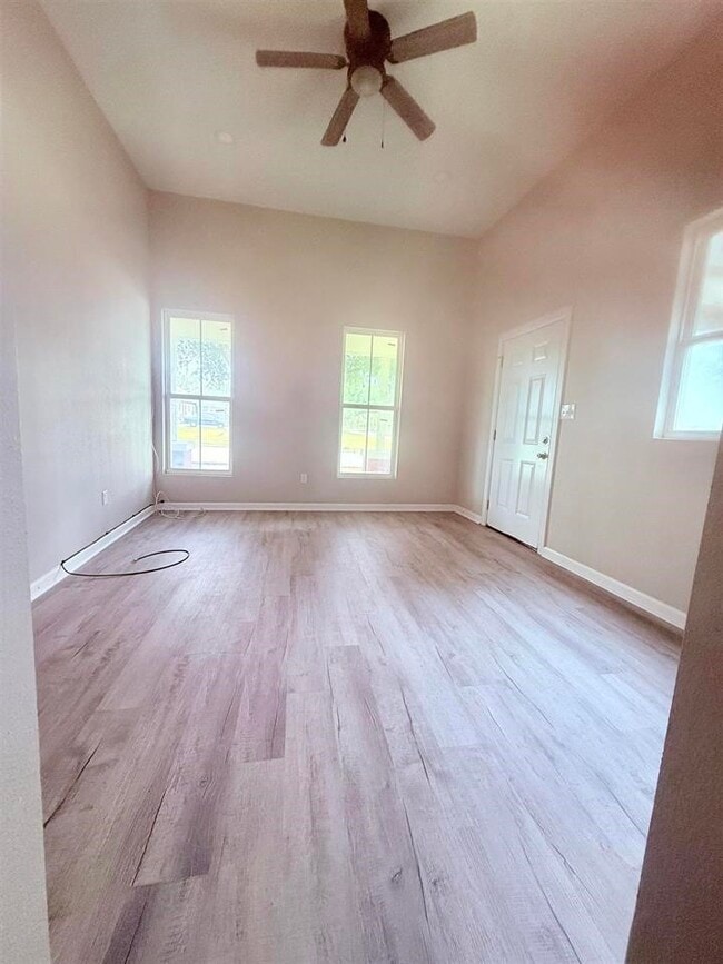 Building Photo - 2105 Laurel Ave