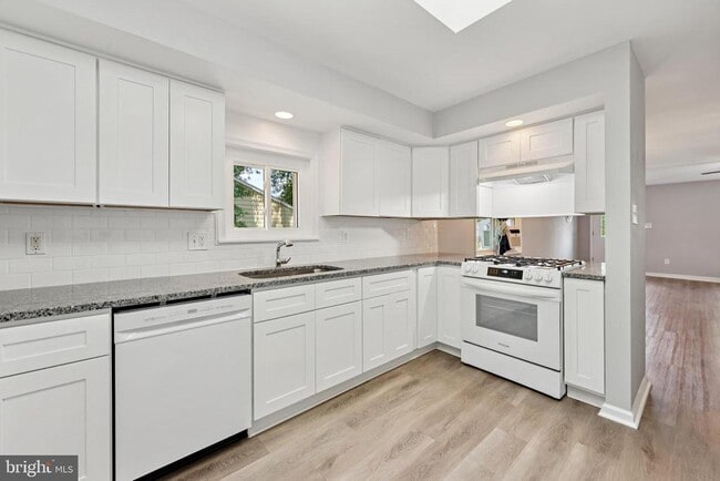 Building Photo - 8517 Osler Ave