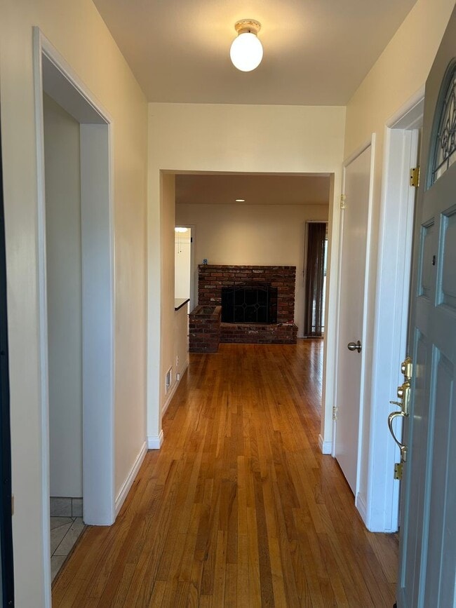 Building Photo - Adorable 5 Bedroom 3 Bathroom Orange Home Near Old Towne!