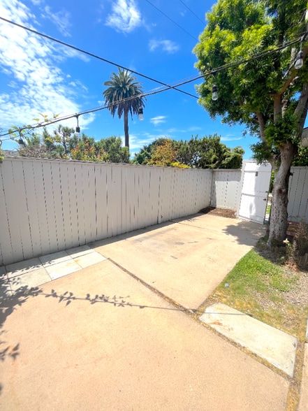 Building Photo - 666 Glenneyre St