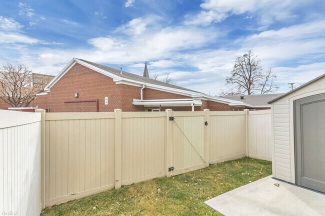 Building Photo - Beautiful Orem Townhouse