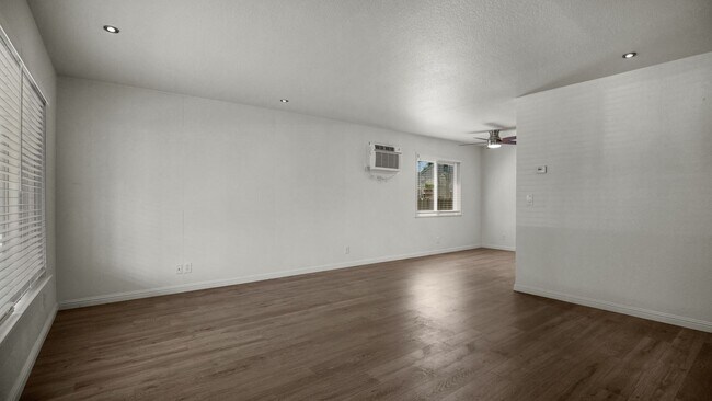 Building Photo - Charming 2 bedroom 1 bath!
