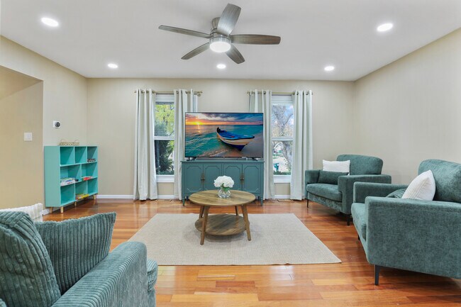 Building Photo - 1356 Larchmont Dr