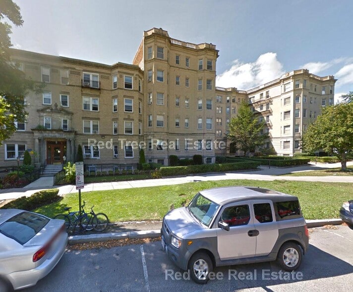 Building Photo - 27 Park Dr