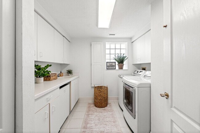 Building Photo - 626 Riverside Dr