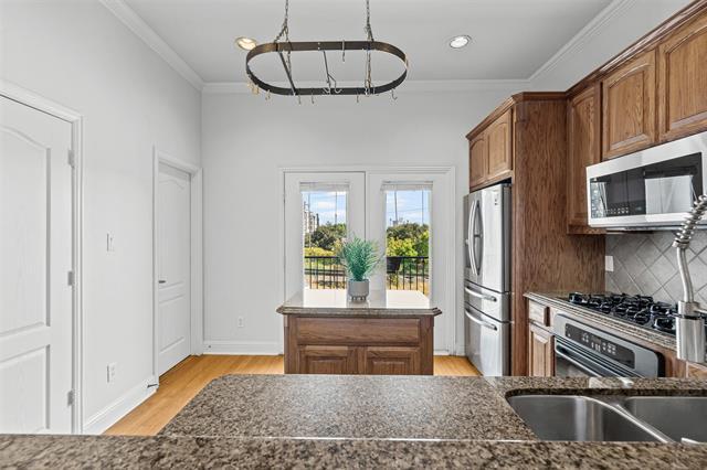 Building Photo - 720 E 1st St