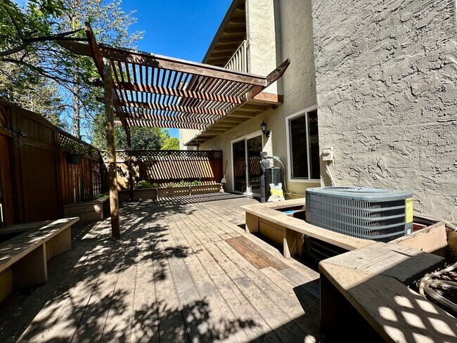 Building Photo - Updated Townhome in Pleasant Almaden Valley Community