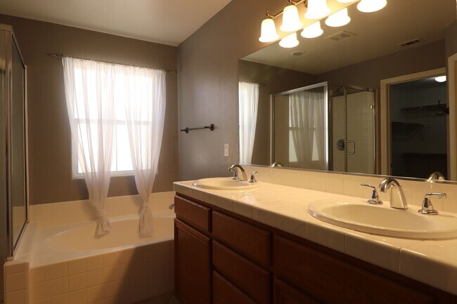 Building Photo - Four Bedroom in Arborwalk