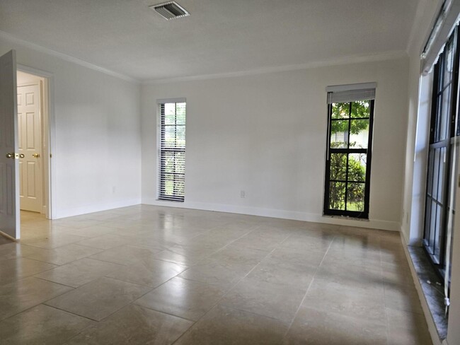 Building Photo - 435 Pine Villa Dr
