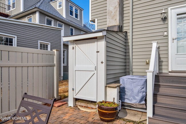 Building Photo - 211 Lareine Ave