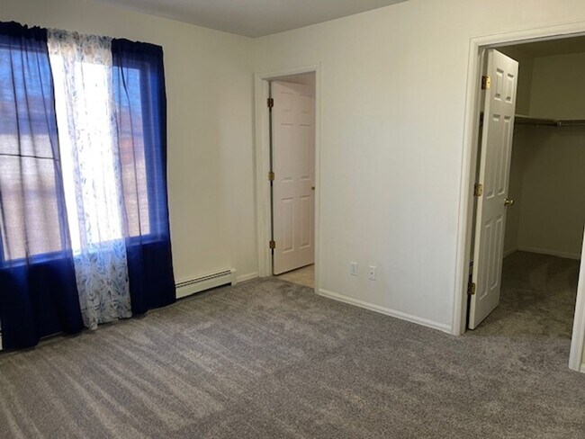Building Photo - 3 bed, 2 bath, 2 car garage