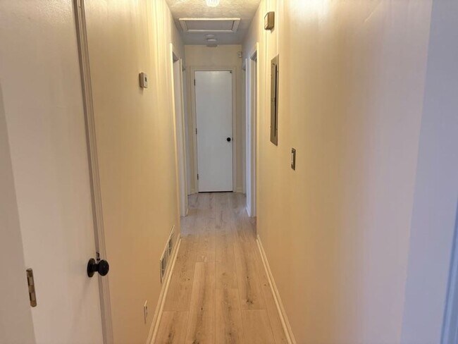 Building Photo - Welcome to this charming 3-bedroom, 2-bath...