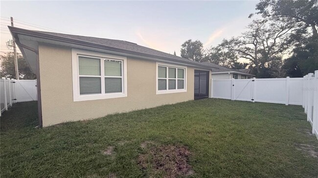 Building Photo - 706 S Thacker Ave