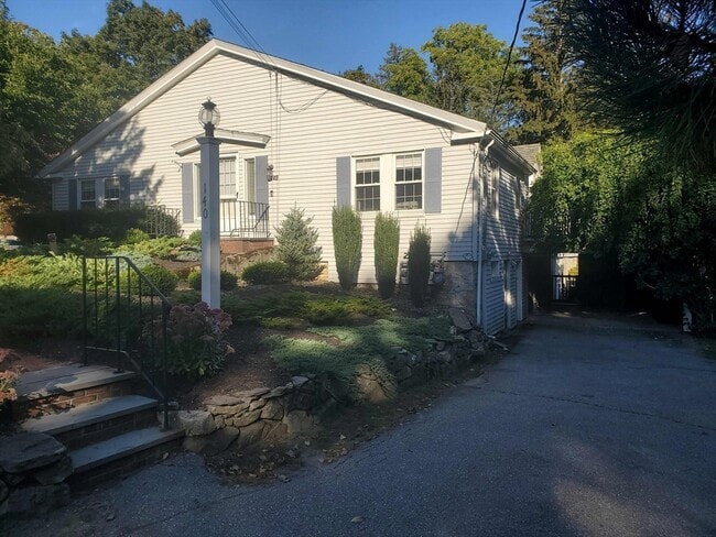 Building Photo - 140 Elm St
