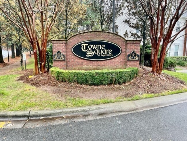 Building Photo - Come take a look at this end unit 3 bedroom, 2.5 bath townhouse located in very desirable FORT MI...