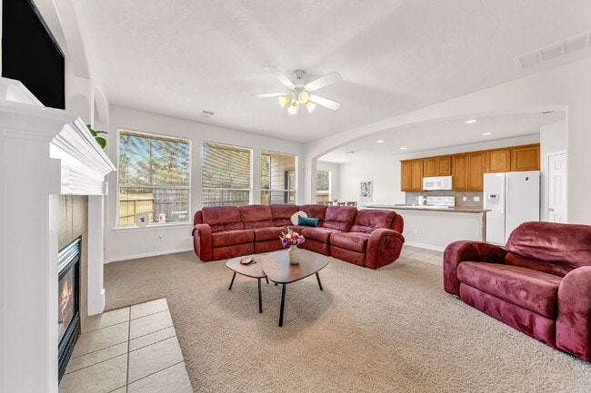 Building Photo - A beautifully maintained 3 bedroom, 2.5 ba...