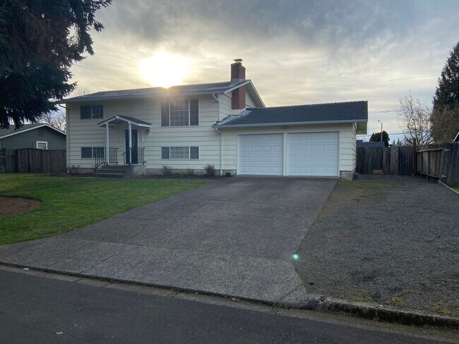 Building Photo - Charming 4 bed 2 bath