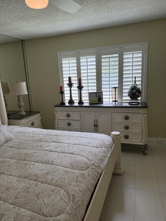 Building Photo - 207 Tropic Isle Dr