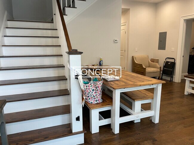 Building Photo - 2045 Beacon St