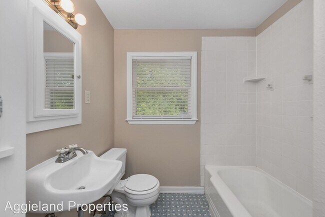 Building Photo - 2 br, 1 bath House - 3801 Ridgewood