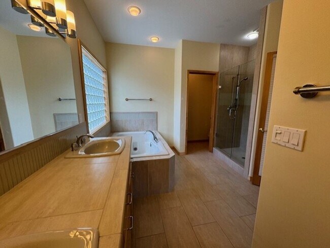 Building Photo - MOVE IN SPECIAL $1000 OFF FIRST MONTHS REN...