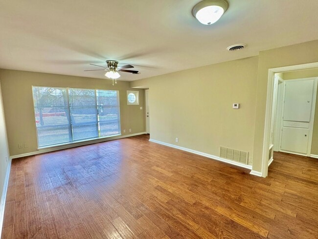 Building Photo - 2-Bedroom home is truly move-in ready!