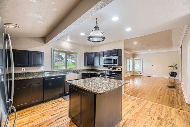 Building Photo - Charming 3BR House in Littleton