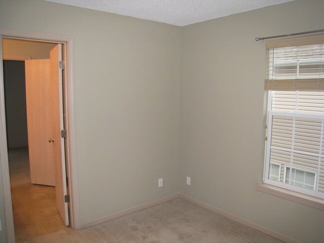 Building Photo - 9806 N Lewis Ave