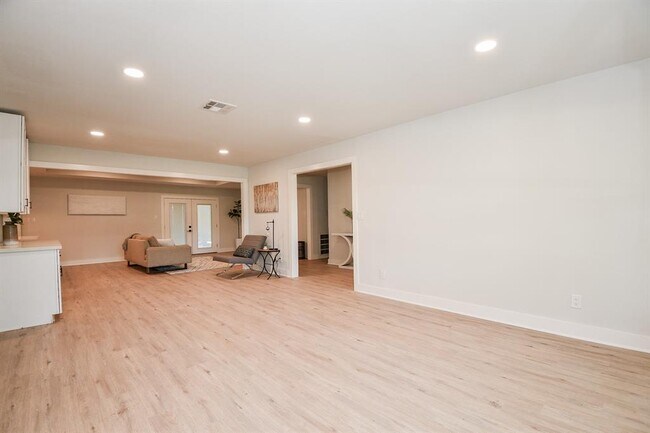Building Photo - 4302 McDermed Dr