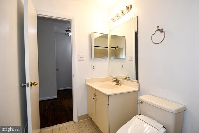 Building Photo - 5175 King Charles Way