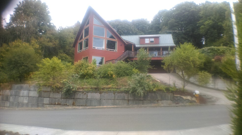 Custom home in woods - 11942 SE Lexington St