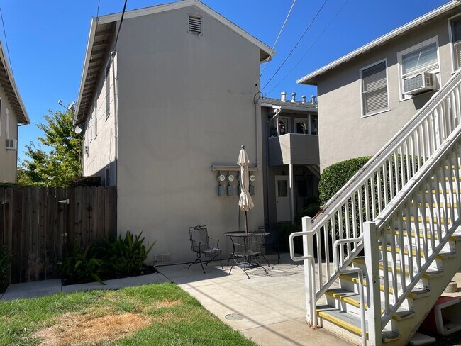 Building Photo - Charming Land Park 2/1 Apartment