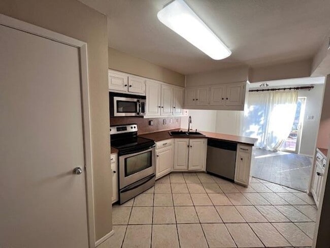 Building Photo - Northwest Condo / 2 bedrooms / 2 car garage / Backs beautiful Greenbelt