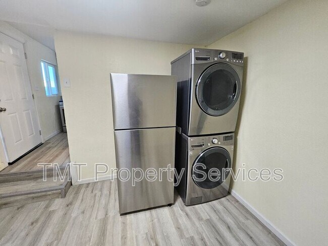 Building Photo - 1647 E 6th St