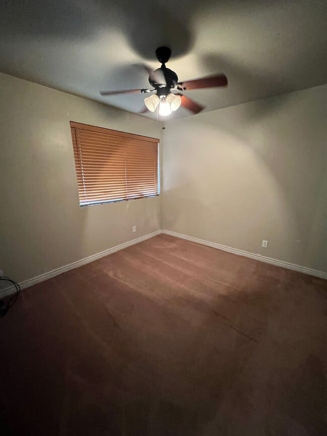 Building Photo - RENT REDUCED! Village at University Height...