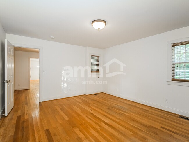 Building Photo - 332 Mendenhall Dr